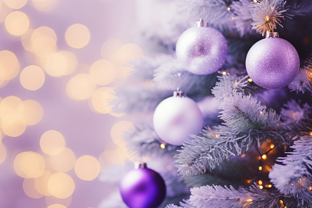 Uma árvore de natal com luzes ao fundo representa essa época em que as tarefas de fim de ano precisam ser planejadas.