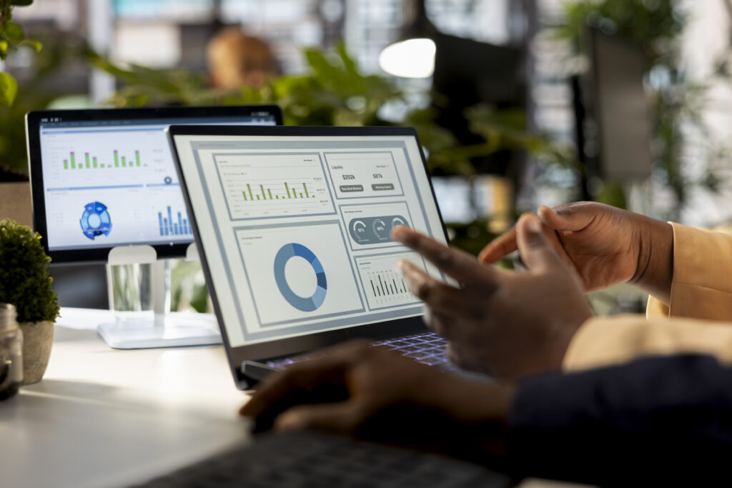 O que faz um profissional de ERP? 1 Profissional de ERP trabalhando com um sistema em um escritório.
