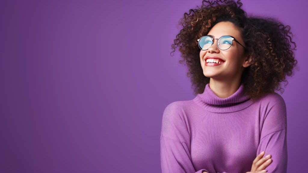 Uma mulher sorridente de óculos simboliza uma funcionária aderente ao fit cultural no outsourcing de TI.