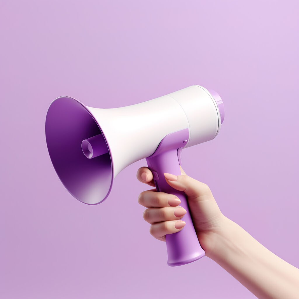 Uma mão segura um megafone branco e roxo, simbolizando o anúncio de uma vaga com job description de TI.