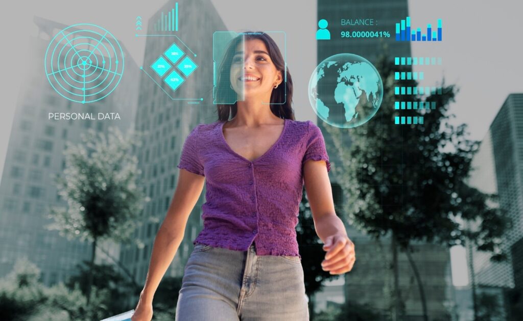 Uma mulher caminha confiante e sorridente em uma paisagem com prédios ao fundo. Em sua frente, há hologramas com informações e gráficos relacionados à liderança com IA.