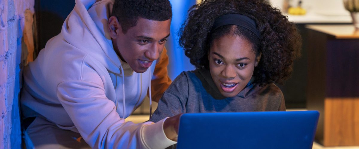 medium-shot-couple-with-laptop