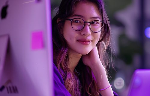 womens-with-laptop